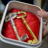 Il sindaco nell�occasione metteva in mano all�angelo due chiavi della citt�, anch�esse in argento. Chiavi che vediamo adagiate su un cuscino rosso in un apposito contenitore